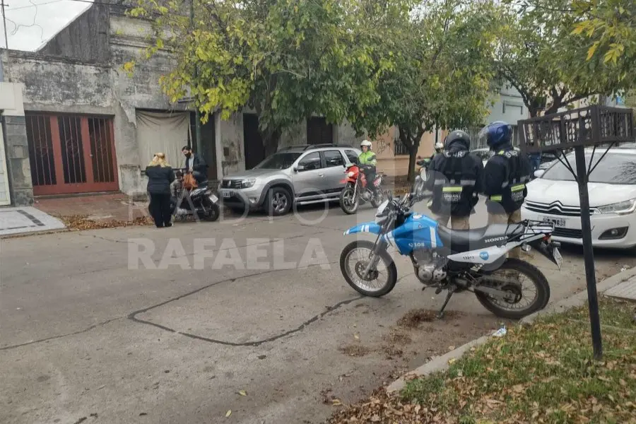 Hace instantes: chocaron una moto y un auto en pleno centro de la ciudad