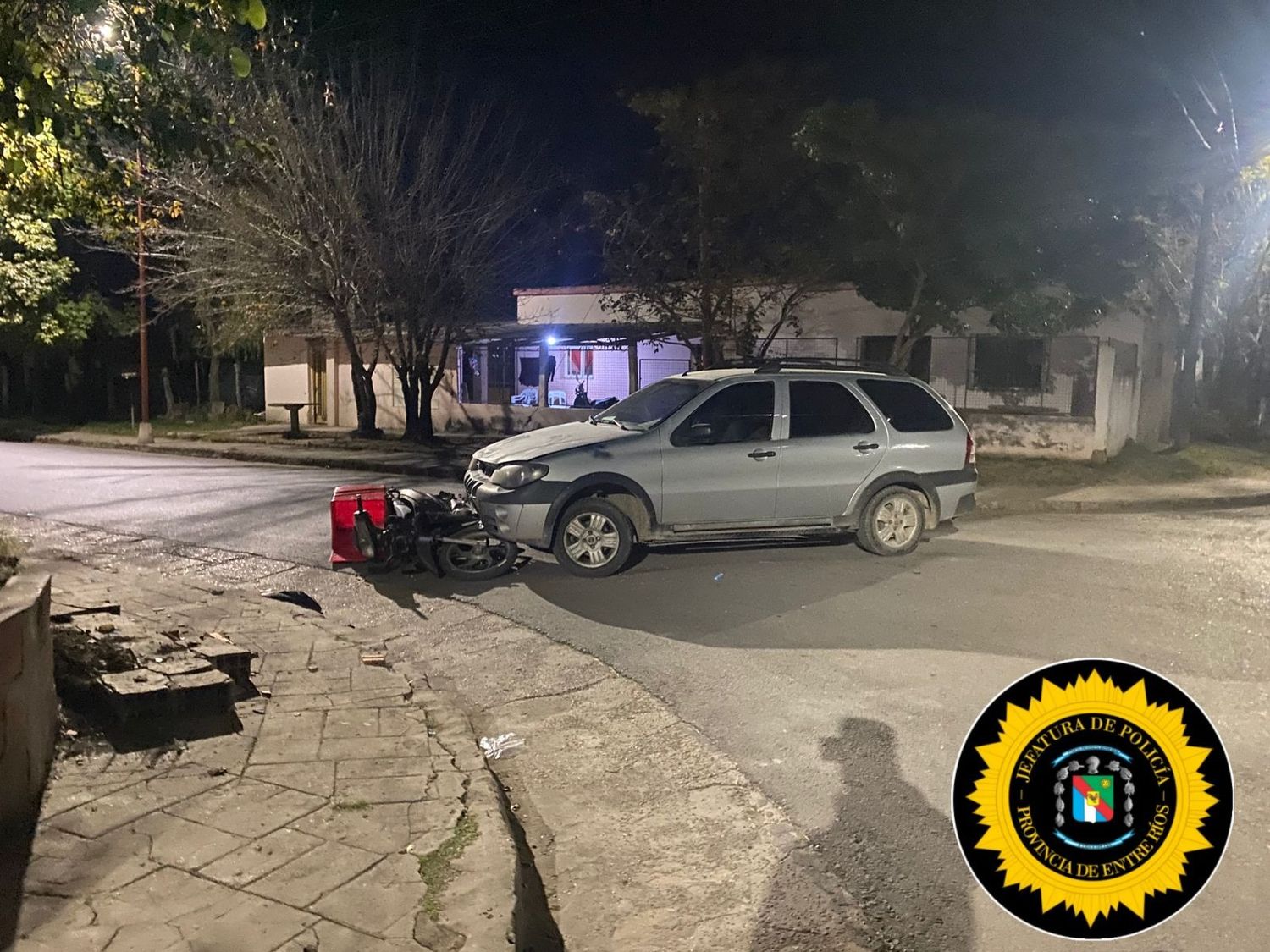 Siniestro vial en Victoria: un joven motociclista resultó con lesiones leves tras colisionar con un automóvil
