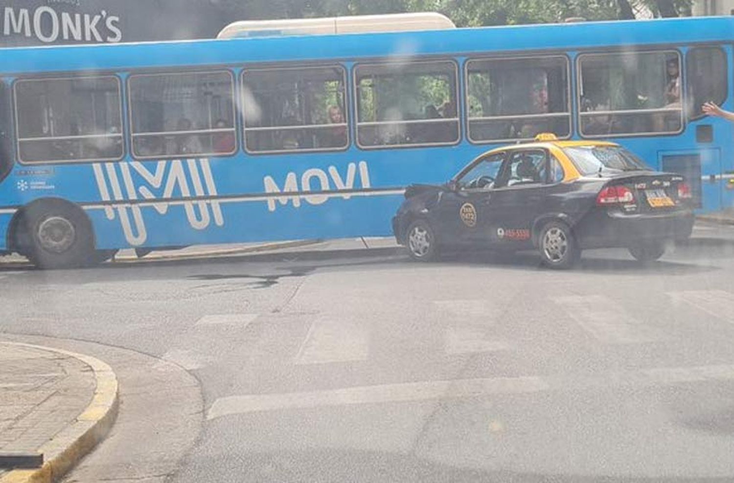 Un taxi y un colectivo chocaron en pleno centro de Rosario y hubo cuatro heridos