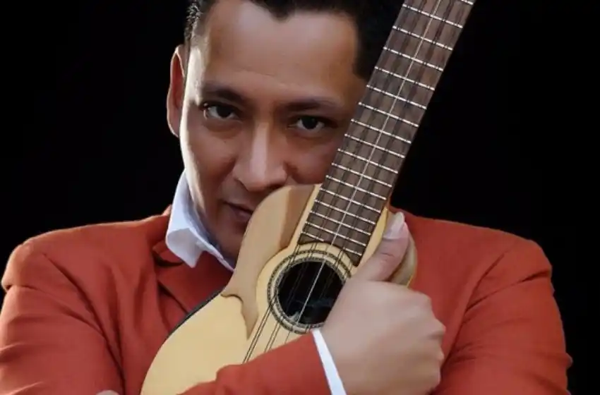 "El mago del charango" hizo su propia versión del Himno Nacional