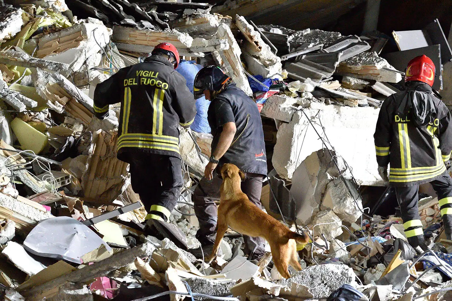 Suman 267 los muertos y un sismo de 4,9° reavivó en terror en Italia