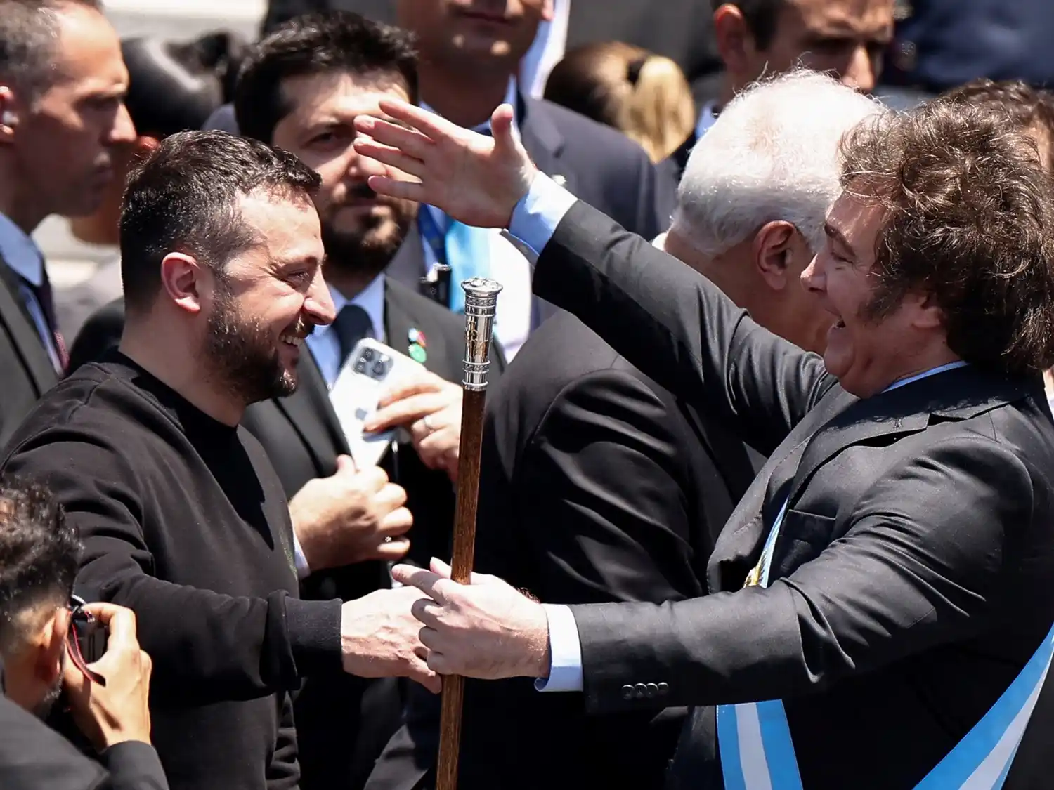 Javier Milei abraza a Volodomir Zelenski, presidente de Ucrania.