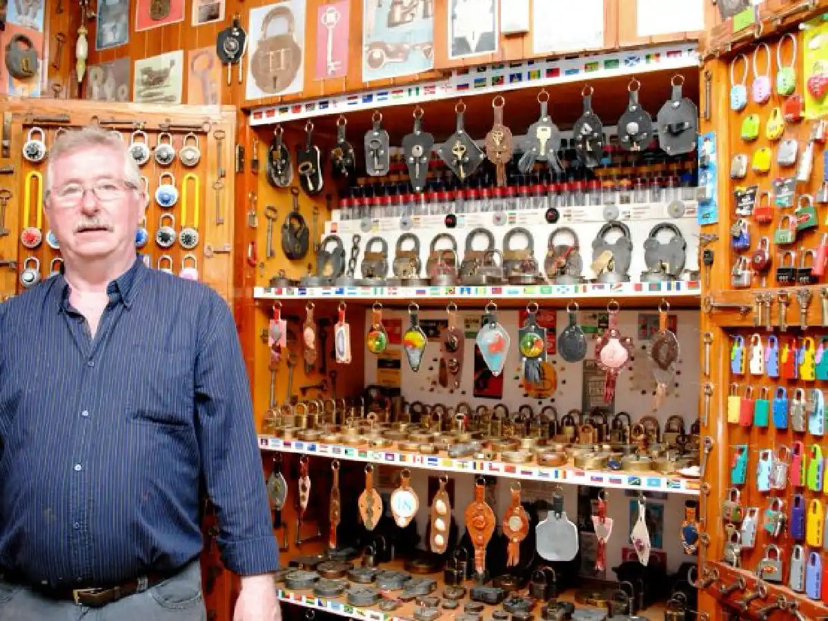 Una puerta hacia el pasado, Jorge el “señor de los candados”