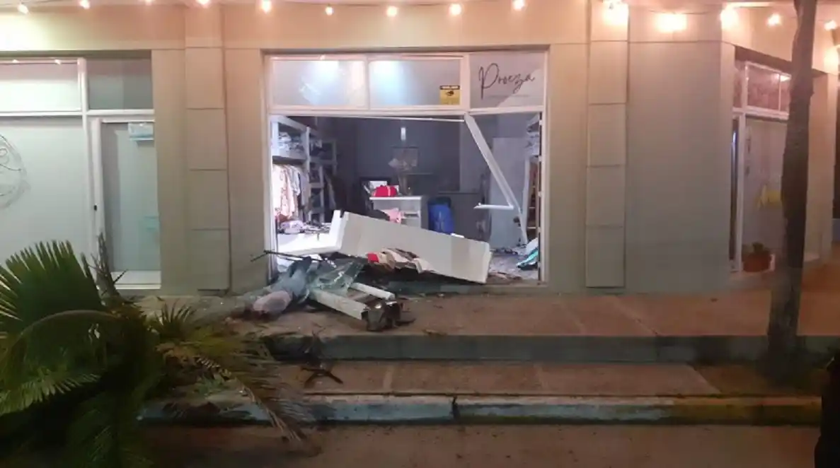 VIDEO: Con 2.14 grados de alcoholemia, un conductor se incrustó contra un comercio