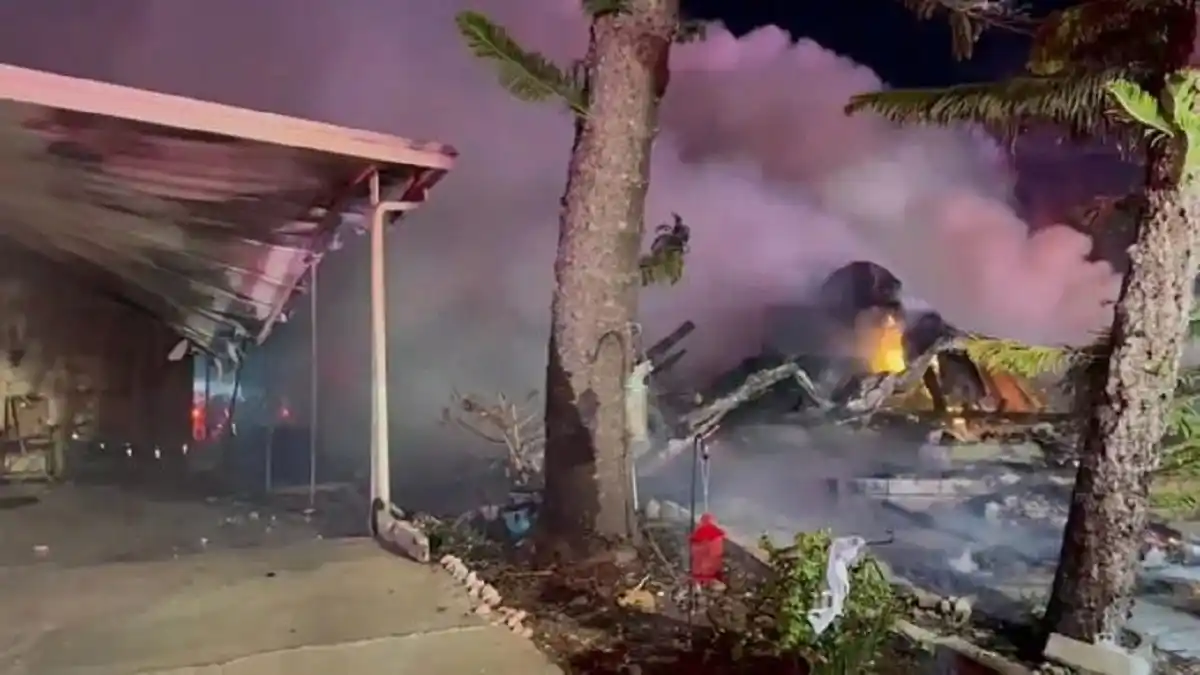 ¡PÁNICO EN FLORIDA! Avioneta se estrella en un campo de casas rodantes y deja al menos 3 muertos