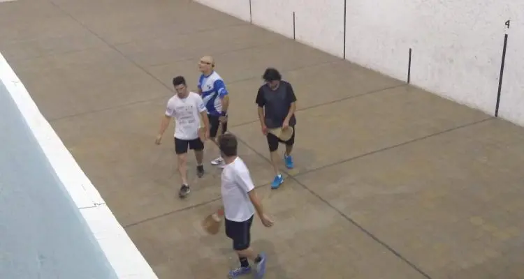 Raúl Cheyllada y la cancha de pelota a paleta del Centro de Comercio: “Se puede concesionar o administrarla directamente”
