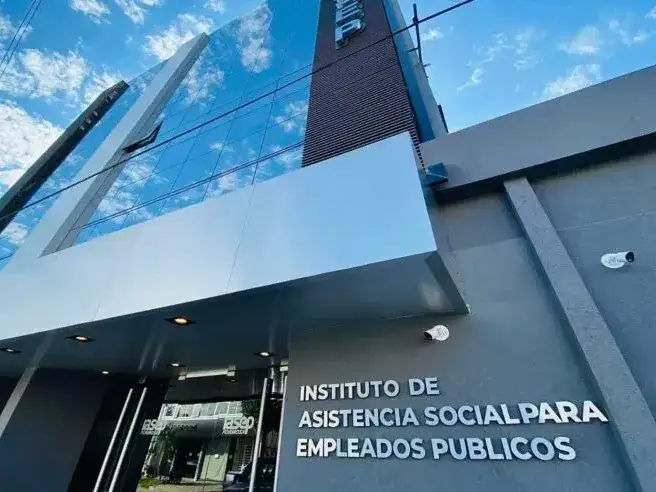 Fachada del edificio del Instituto de Asistencia Social para Empleados Públicos (IASEP) en Formosa, donde la obra social provincial confirmó el pago de los servicios correspondientes al mes de agosto a sus prestadores de salud.