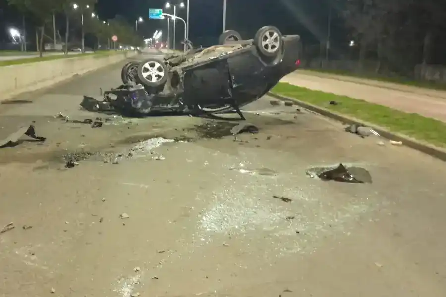 Un auto volcó en uno de los accesos a Paraná y el conductor resultó gravemente herido
