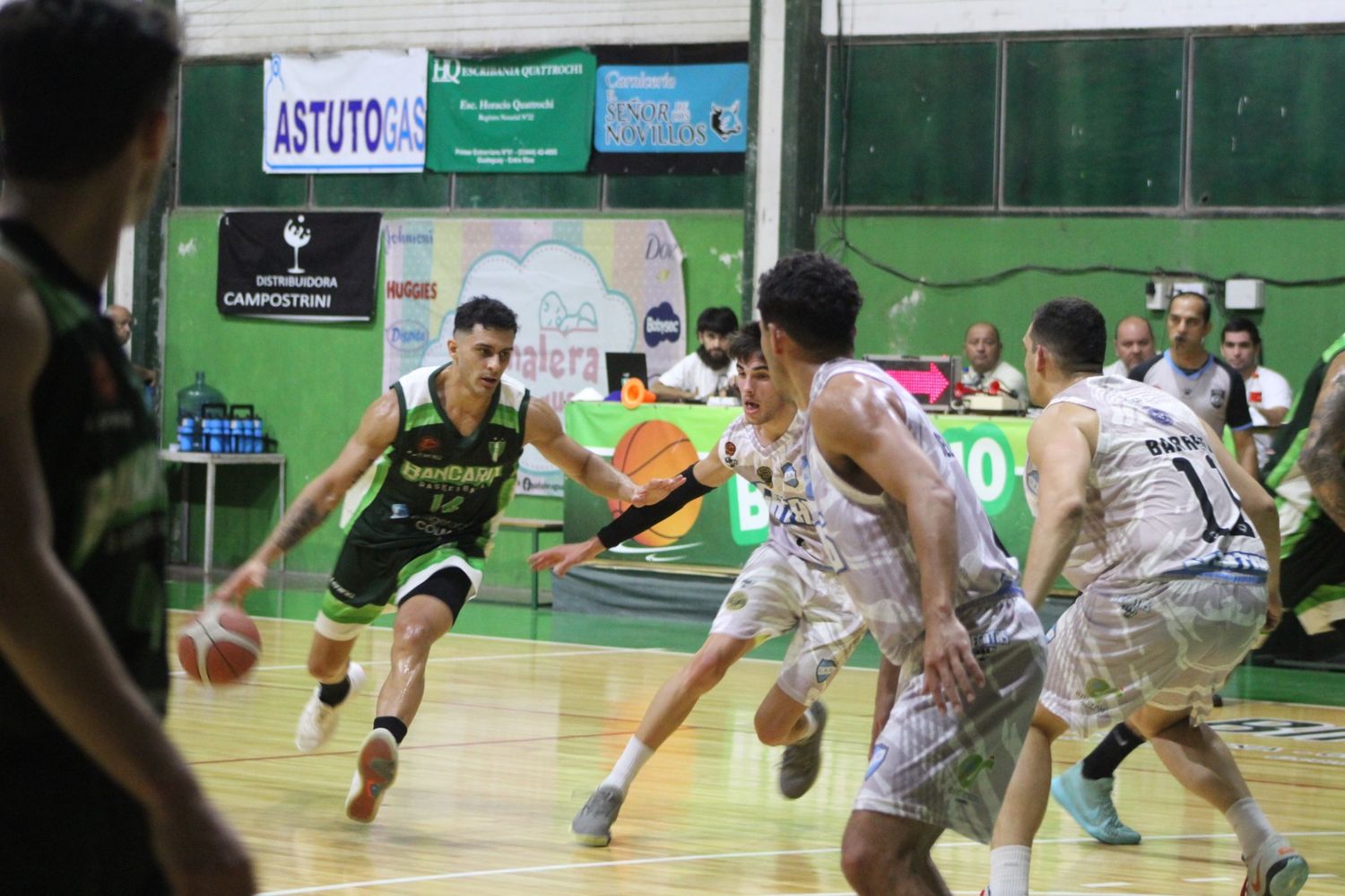 En un partido de trámite muy parejo, Central Entrerriano lo cerró desde la línea y se quedó con la victoria por 74 - 76. Leandro Gérez lideró la planilla con 25 puntos y 14 rebotes, escoltado por Tomas Sagarzazu con 15 unidades y 5 rebotes. El próximo domingo 5 de mayo el albiverde espera por Parque Sur para cerrar la fase regular en casa.