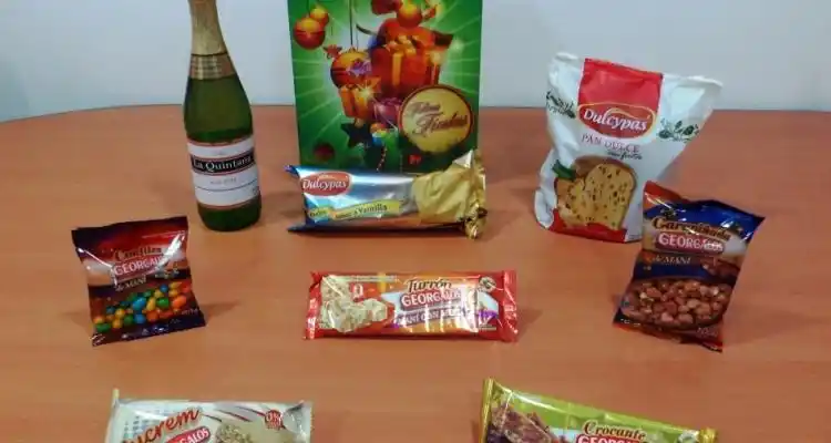Ejecutivo distribuye cajas navideñas