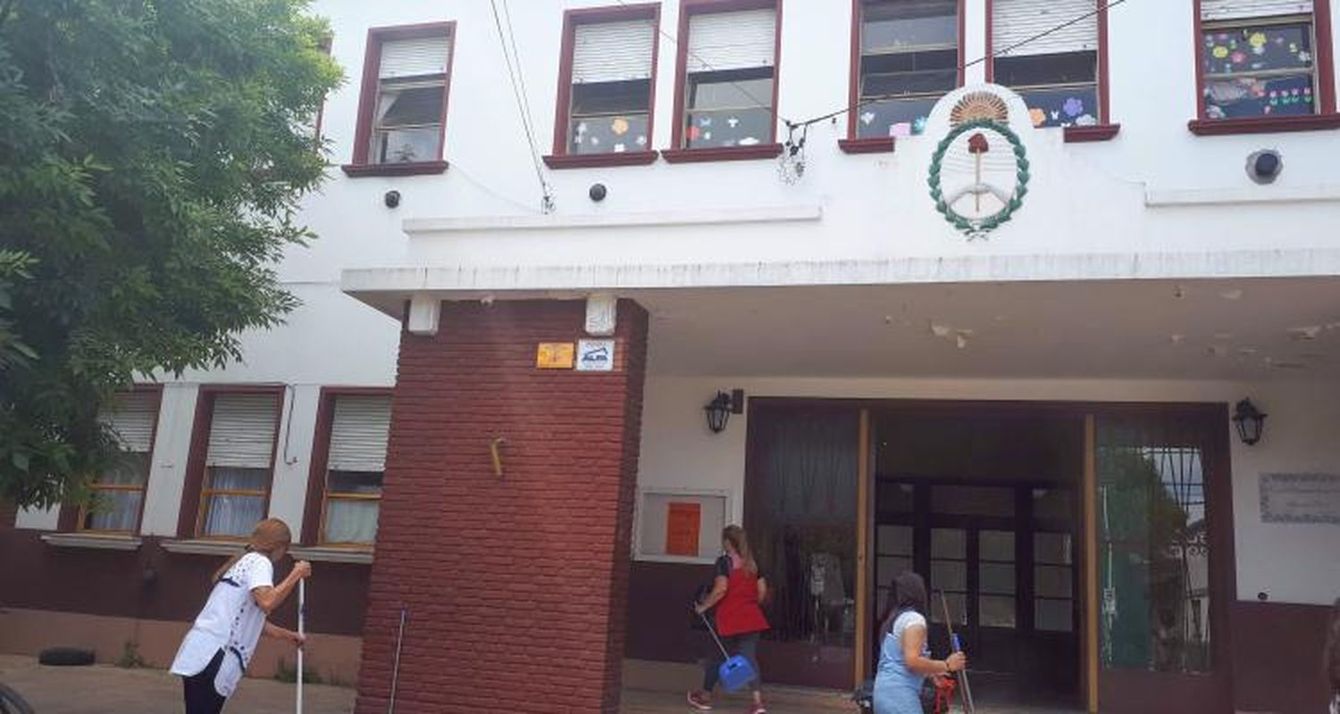 Los bancos en las escuelas primarias, el debate de todos los años