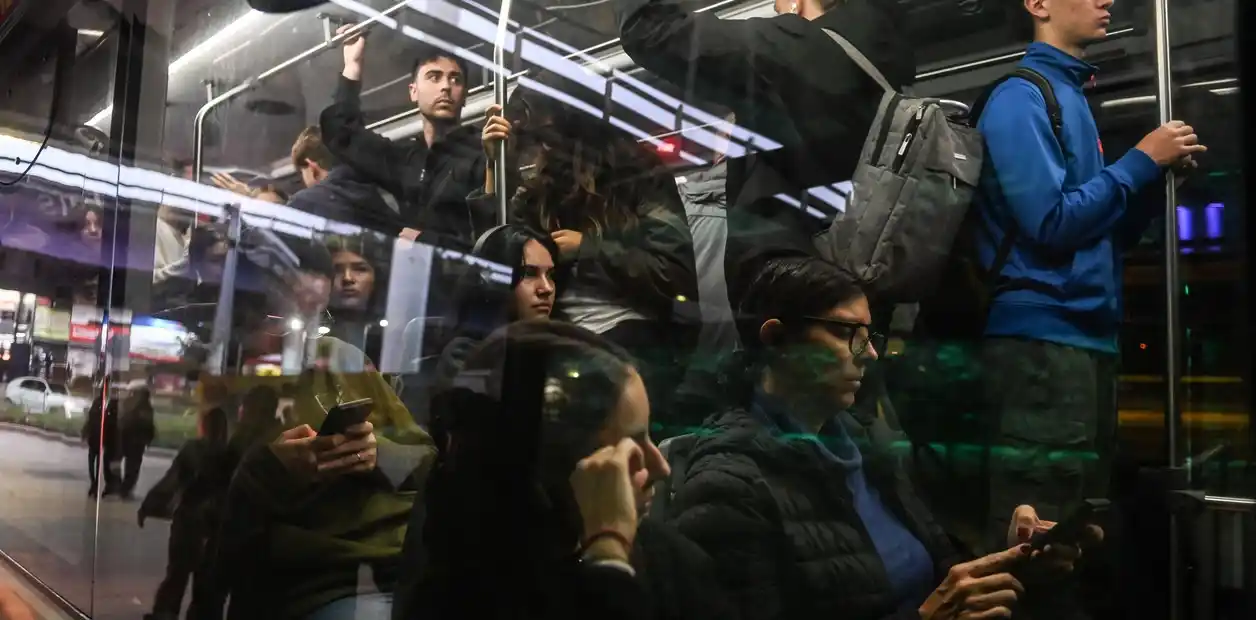 En Puente Saavedra, los colectivos pasan repletos de pasajeros. Foto: Clarín