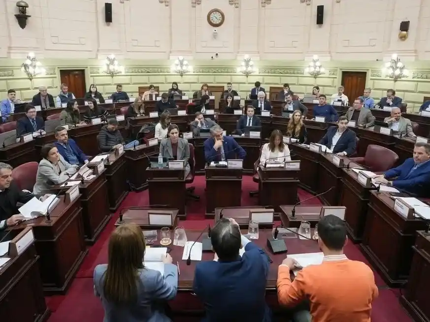 Plenario de tres comisiones para dictamen final de varias comisiones. Cattalini, Bastia y Levin, tres oficialistas en primera línea. Foto: Convención Reformadora.