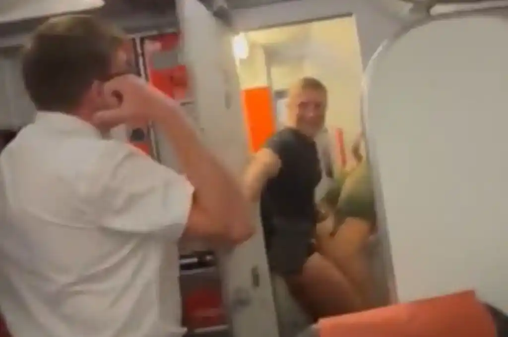 Al llegar a destino la pareja fue recibida por la policía aeroportuaria.