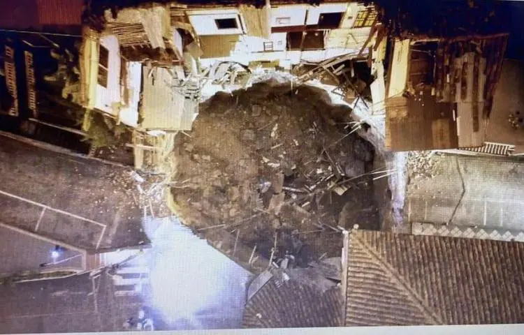 ¡CATÁSTROFE! Dos casas destruidas y al menos 300 evacuados deja socavón en  Ecuador