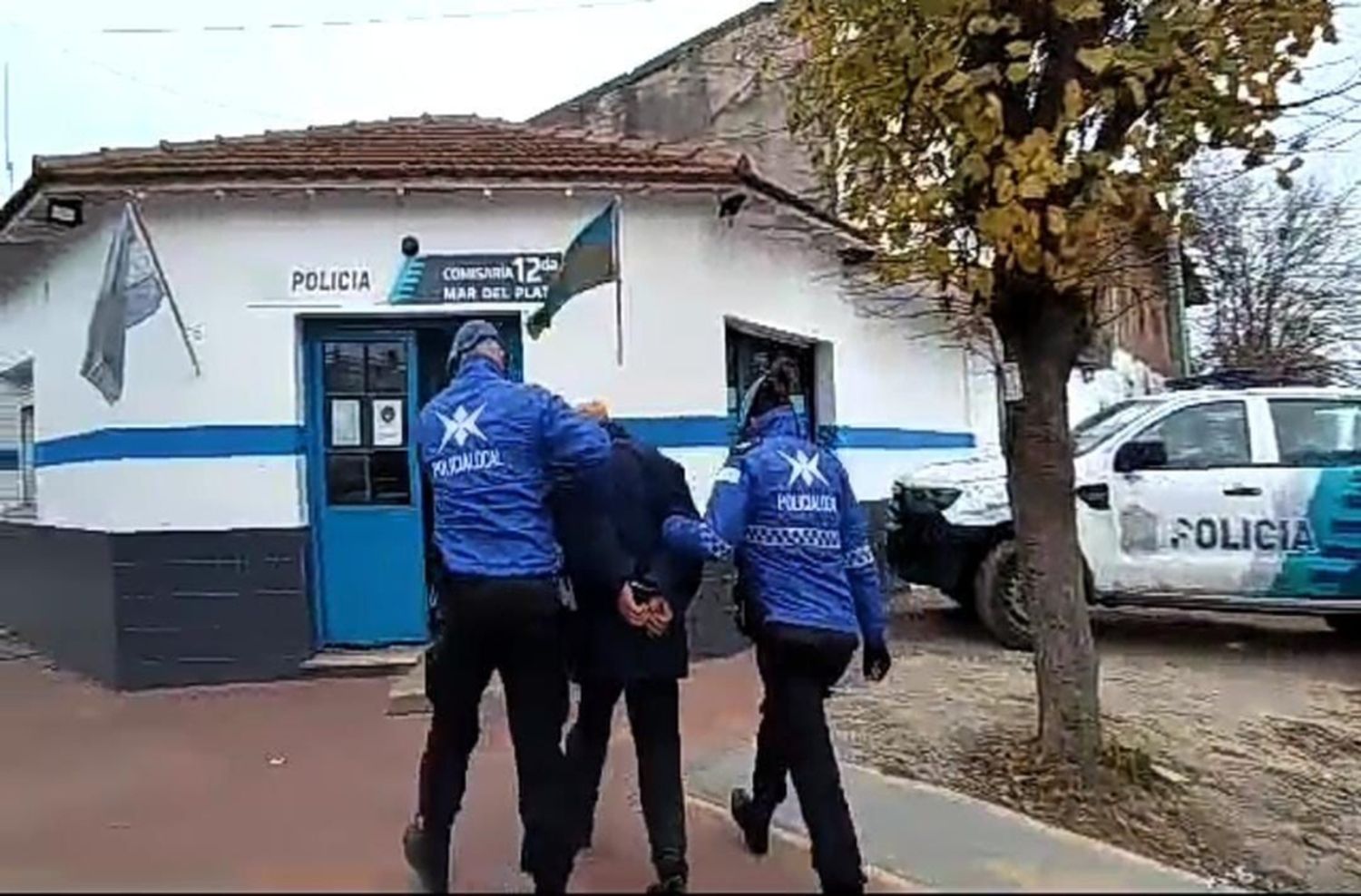 Asaltó a un hombre con una réplica de revólver y le robó el celular: transeúntes lo detuvieron
