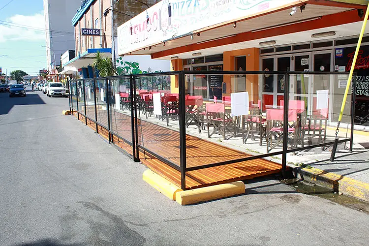 Gastronómicos avanzan con mesas y sillas en la calle