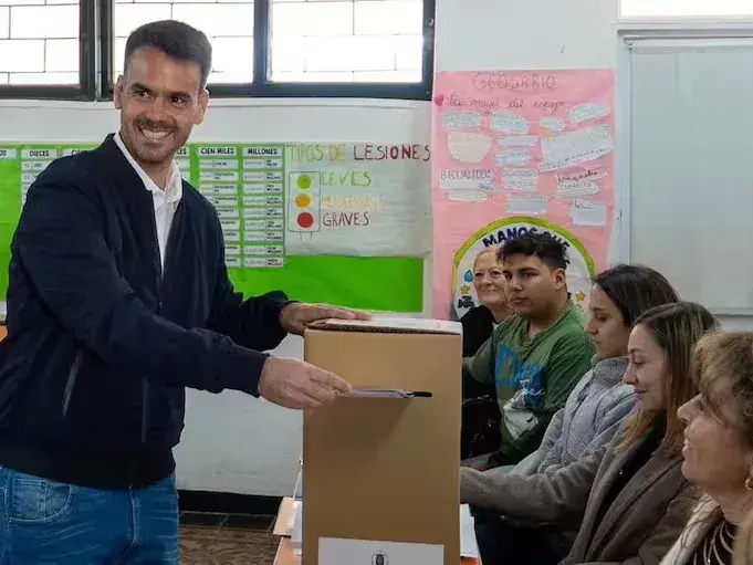 El momento en el que Germán Font votó el domingo en las elecciones en Marcos Juárez.