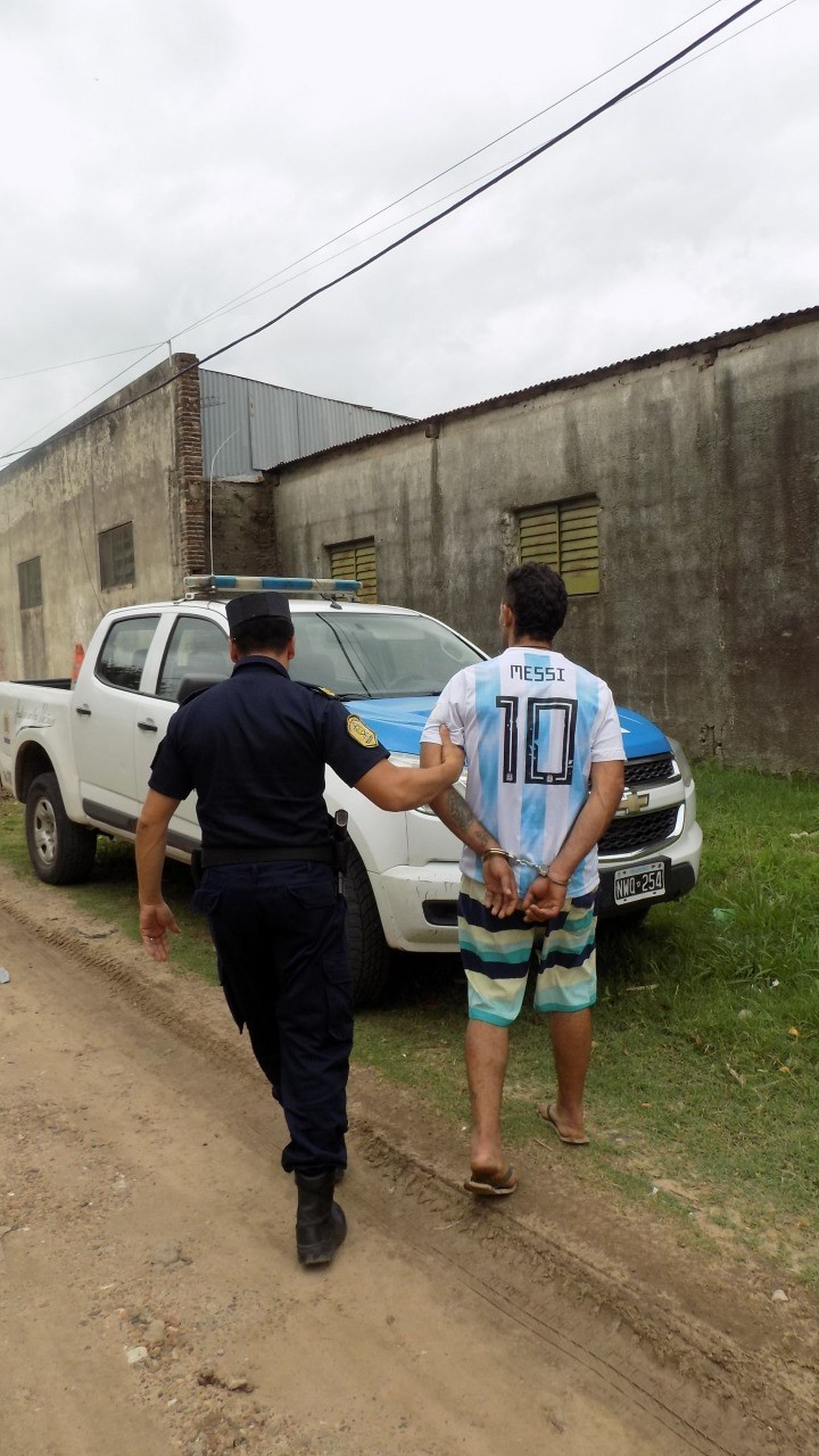 Un hombre fue detenido por golpear y robarle a su mujer