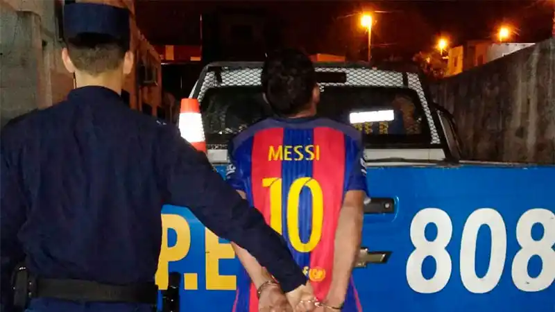 Discusiones, amenazas y piedrazos entre vecinos: un joven fue detenido