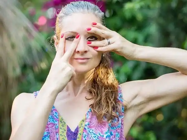 Cómo lograr pómulos definidos con esta mini rutina de yoga facial