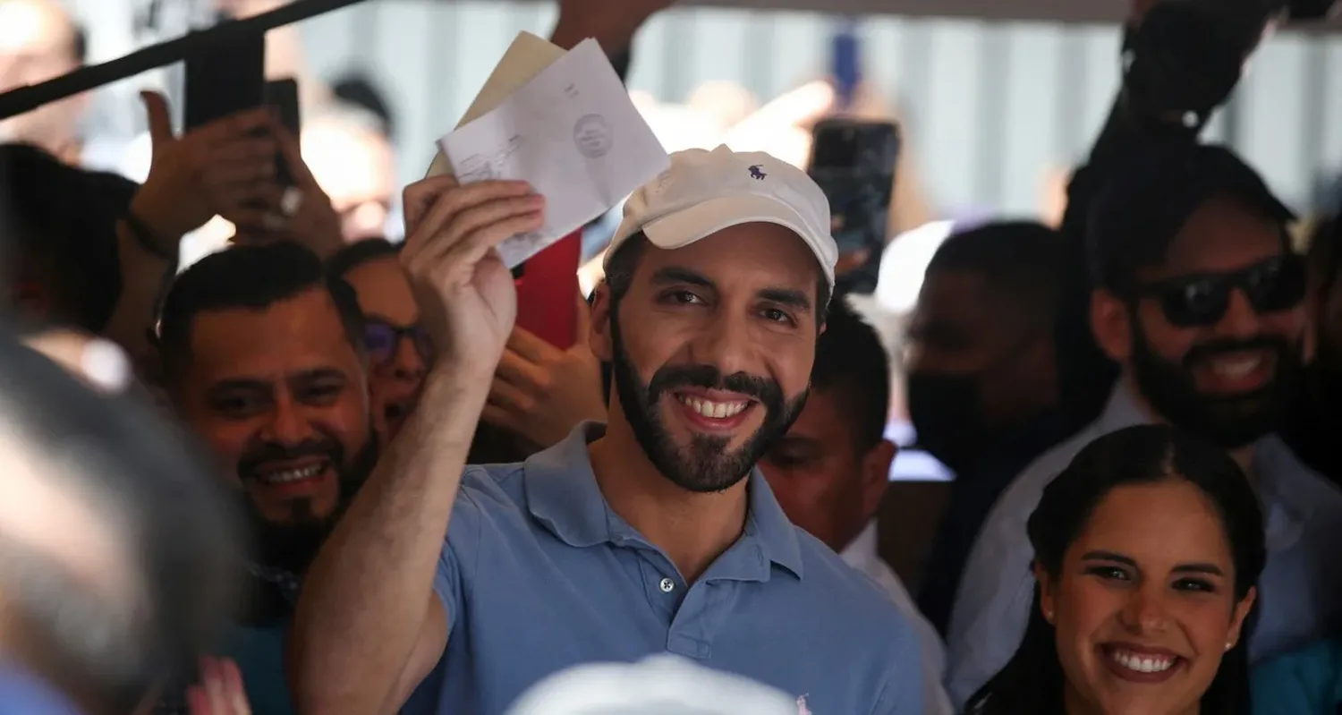 El presidente de el Salvador, Nayib Bukele, que se presenta a la reelección, muestra su voto durante las elecciones presidenciales y parlamentarias. Crédito: REUTERS / José Cabezas.