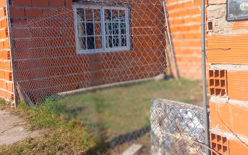 Robaron aberturas y herramientas de una casa en construcción