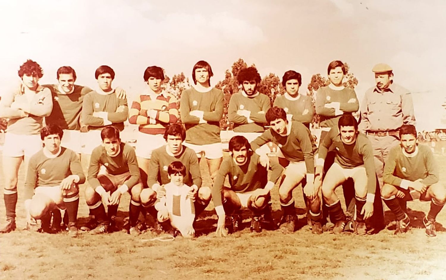 Excursionistas, campeón de la B en 1981. Arriba: Paz, Cordero, Veloz, Ruffa, Villegas, Romero, Keegan, Caballero y Asturachi. Abajo: Falcón, Damiano, Corrente (con Luciano Alonso, hijo del DT Abel Alonso), Barragán, Marzulo, Larrocea y López.