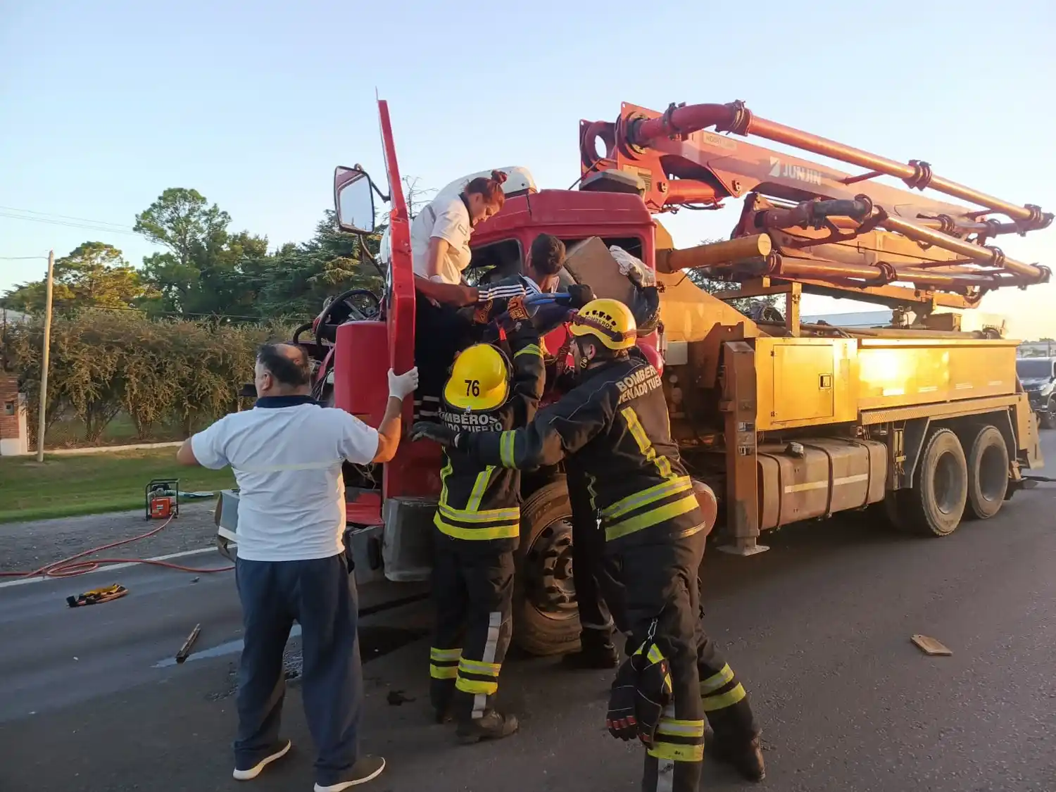 El hombre fue rescatado por personal de bomberos. Crédito: Bomberos de Venado Tuerto.