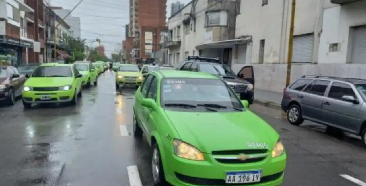 En la ciudad de Santa Fe, taxistas y remiseros reclamaron por mayor seguridad