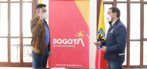 Alcaldesa de Bogotá Claudia López da alto cargo a un abogado que tildó de “paramilitares” a los policías colombianos