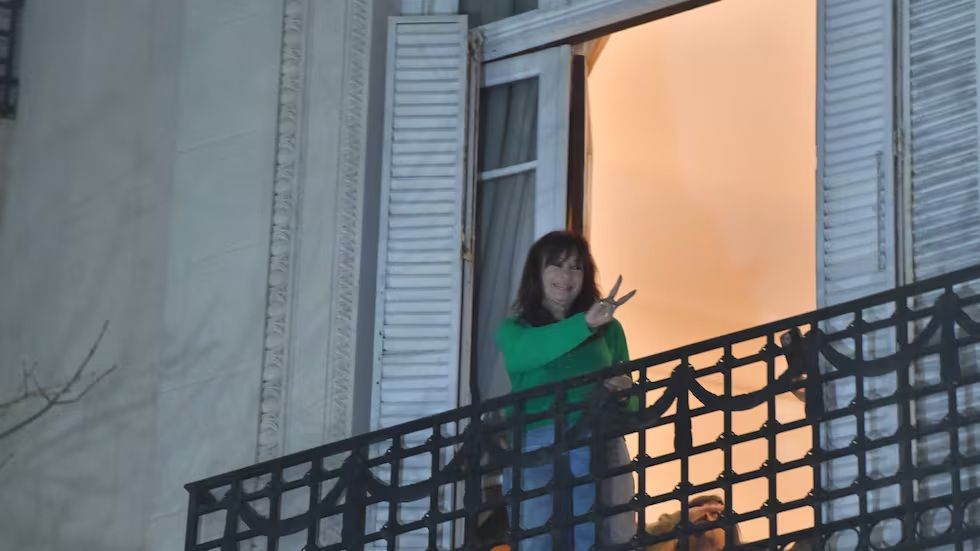 Cristina Kirchner en el balcón de su departamento