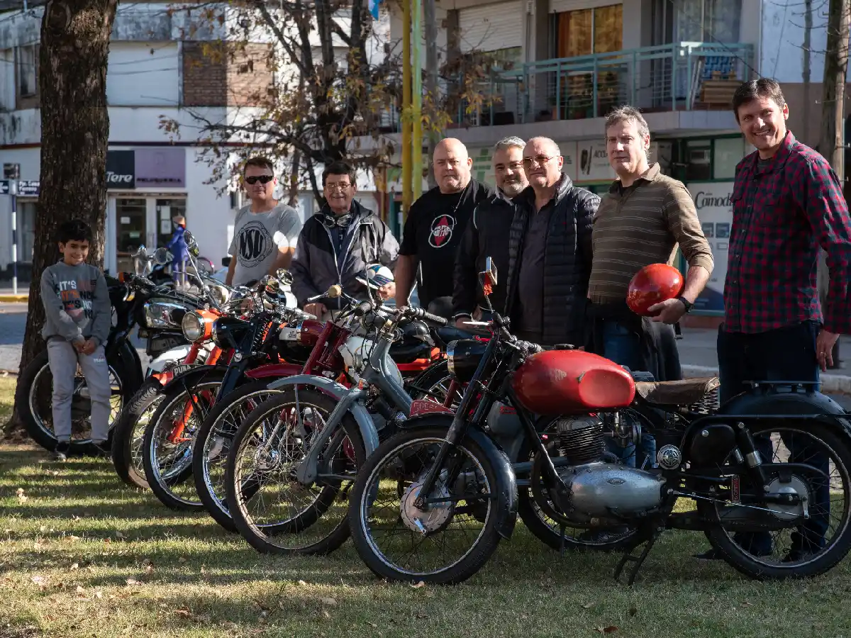 Las motos se agrupan para desfilar