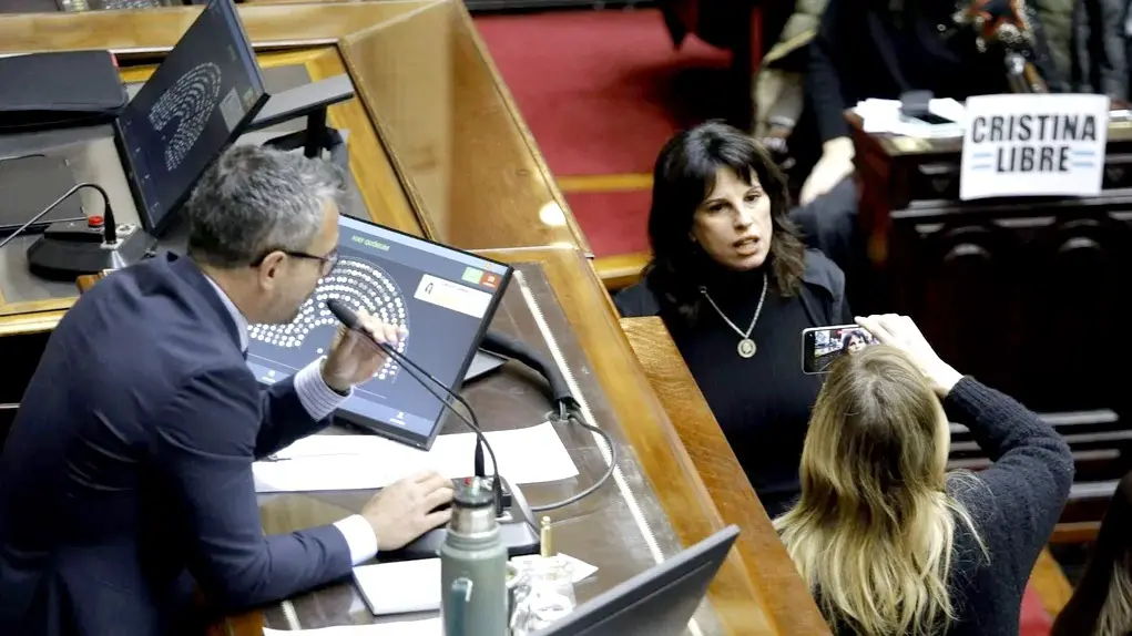 Escándalo y bochorno en Diputados: diputados K fueron a buscar a Espert y la sesión terminó a los empujones