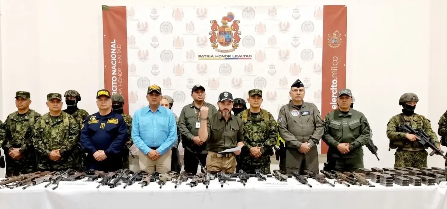 El presidente de Colombia, Abelardo de la Espriella mostró cadáveres de presuntos guerrilleros tras operativos militares