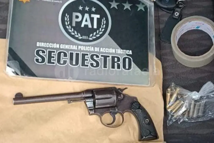 Llevaba un revólver calibre 38 cargado y varias municiones: quedó detenido