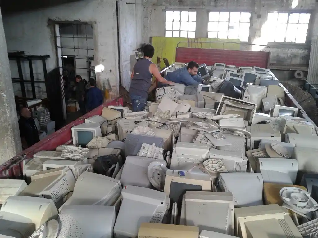 Nueva carga de rezagos informáticos trasladada para reciclado