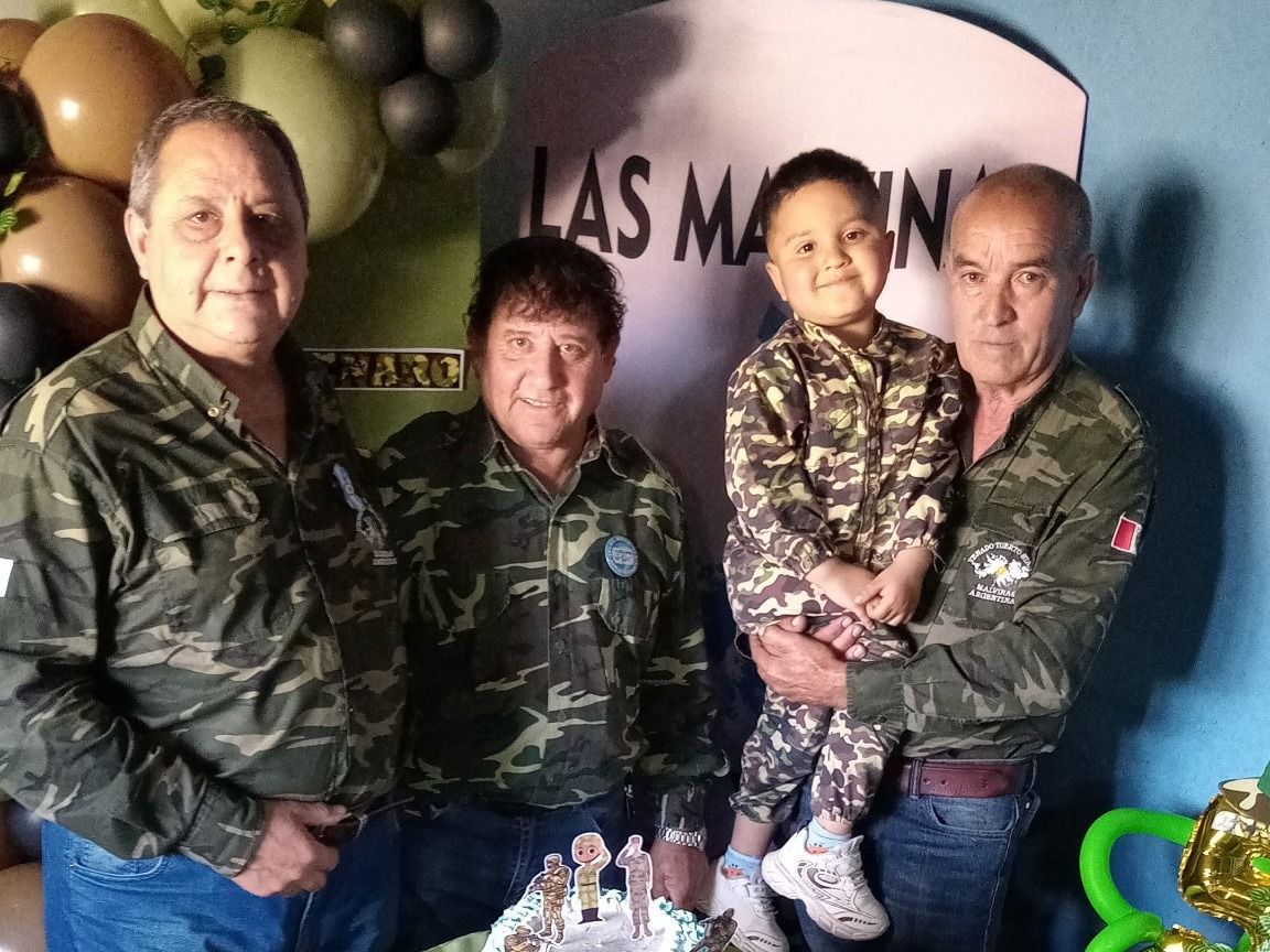 Miguel Vega, Juan Calos Lagos y Sergio Moreno junto a Genaro en la celebración. Foto: Gentileza.
