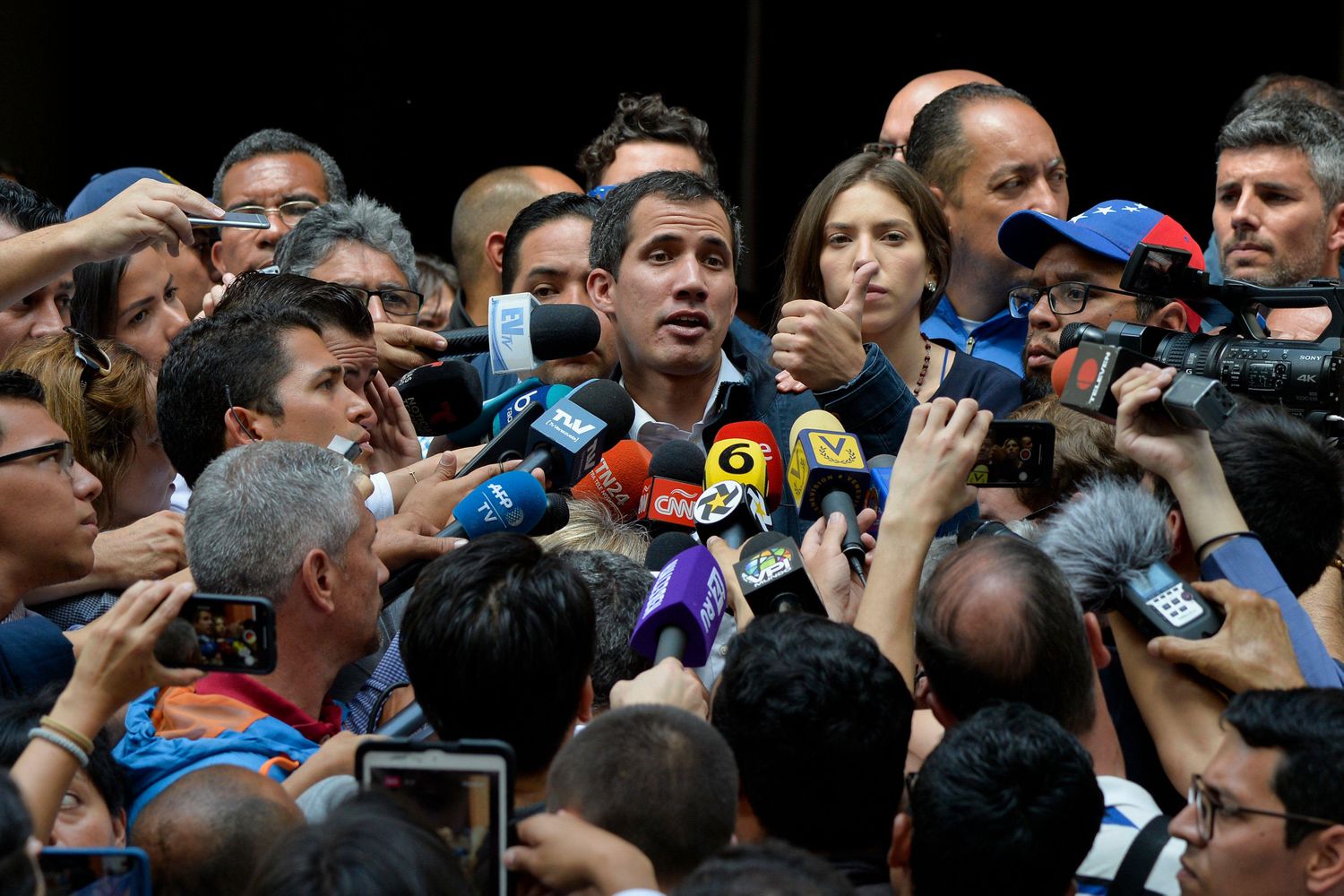 Juan Guaidó ofreció una amnistía y Nicolás Maduro les reclamó lealtad a los militares