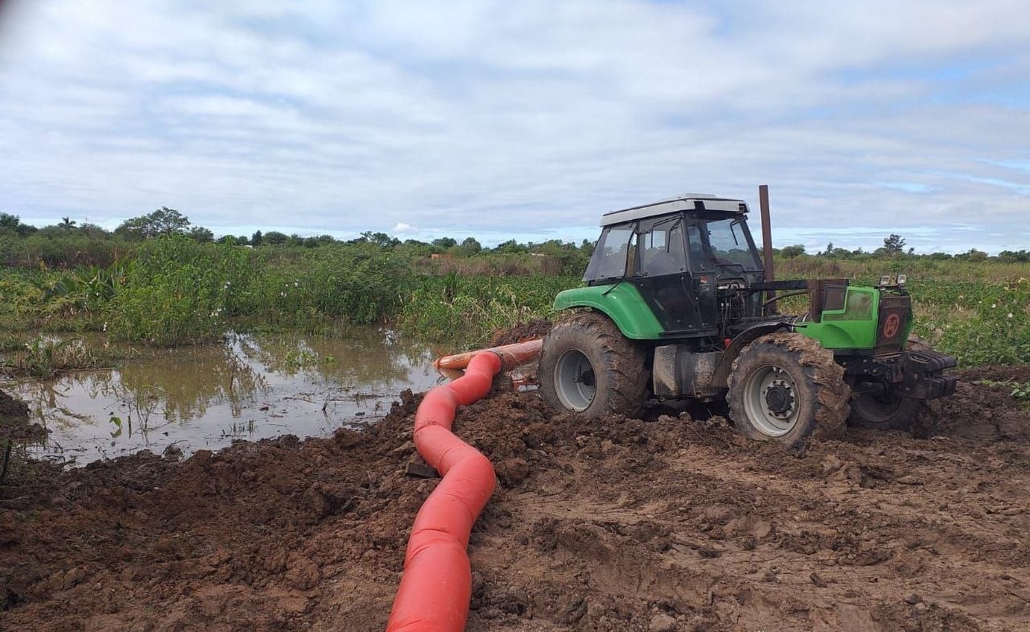 Ante la emergencia hídrica en Pirané trabajan en conjunto Vialidad Provincial y Municipio