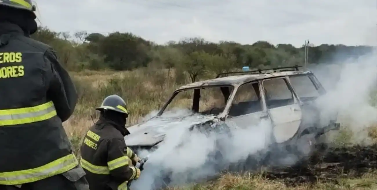 Un Renault 12 se incendió por completo a la vera de la Ruta Nacional 11
