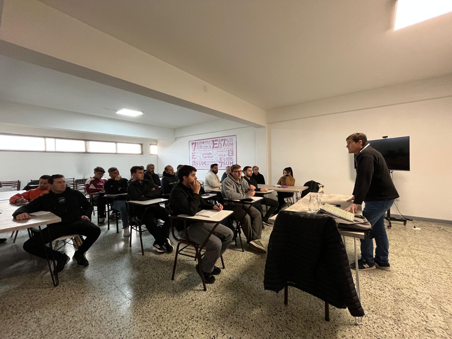 Buena cantidad de participantes en la capacitación.