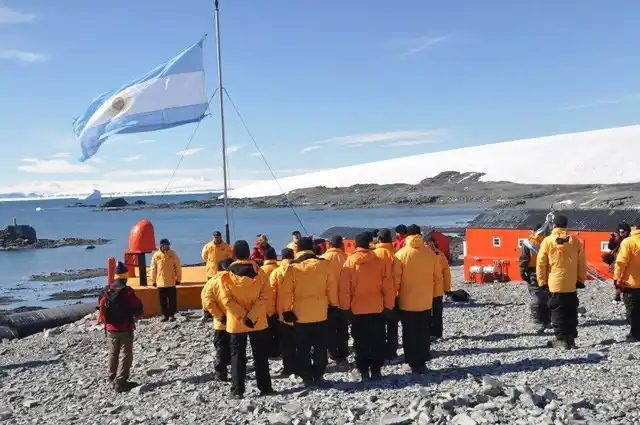 Proponen cerrar una base Antártica