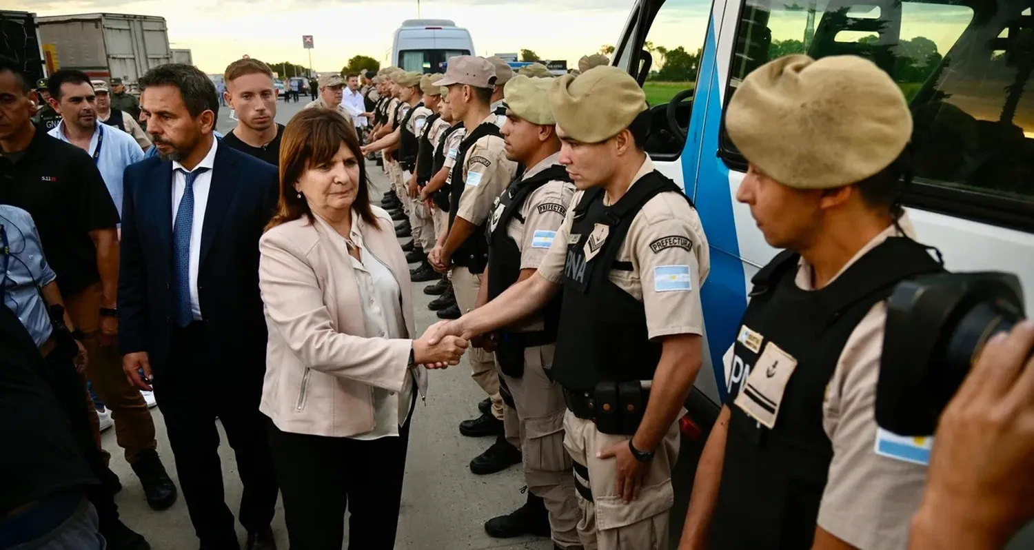 La ministra recibió a los efectivos en persona en el sur santafesino. Fotos: Marcelo Manera