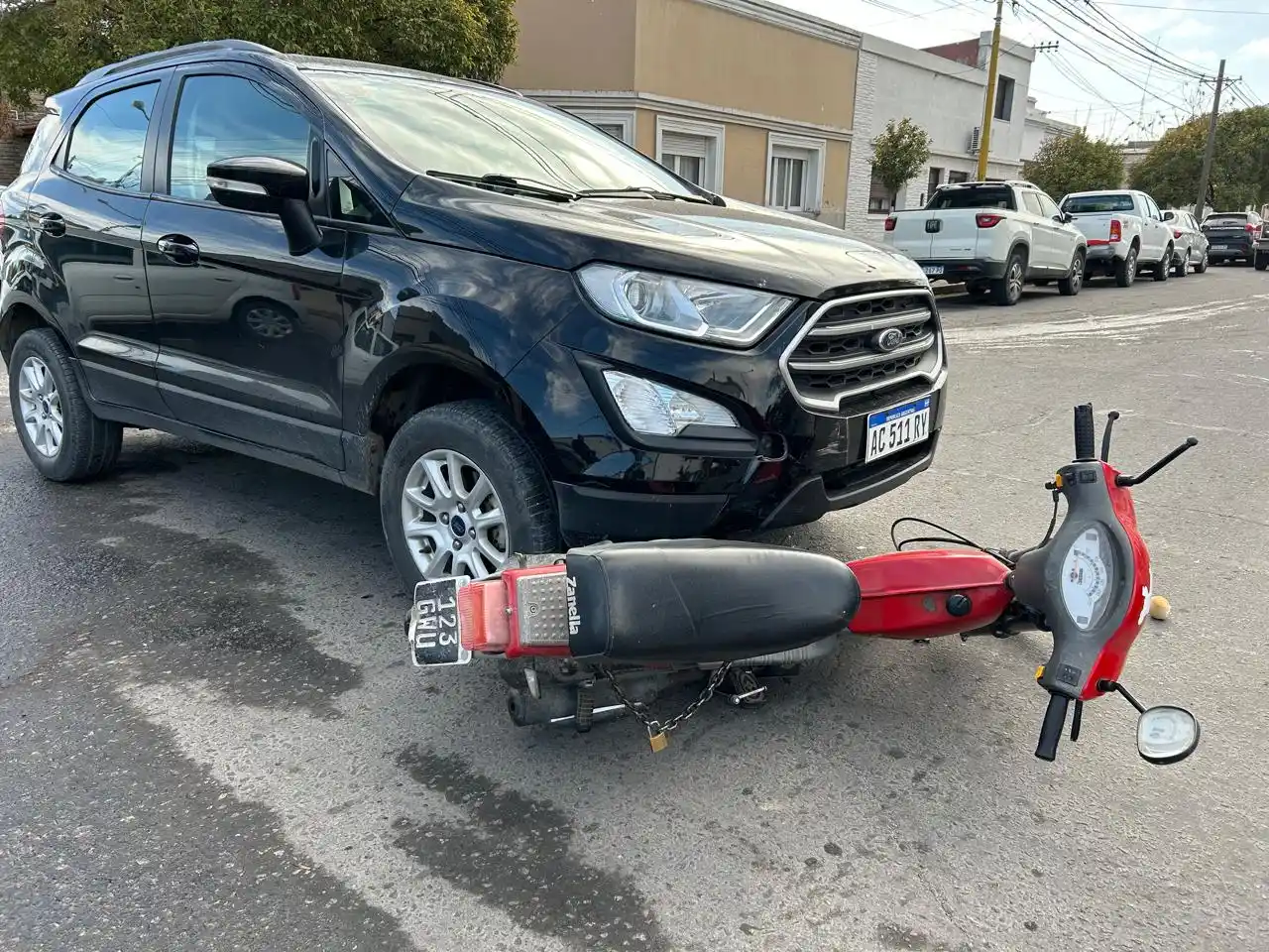 Una camioneta y una moto chocaron en Alsina y Azcuénaga