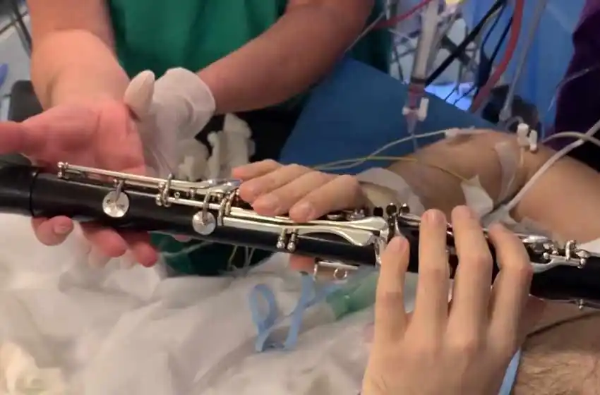 No sólo en Inglaterra: un santafesino fue operado de un tumor cerebral mientras tocaba el clarinete