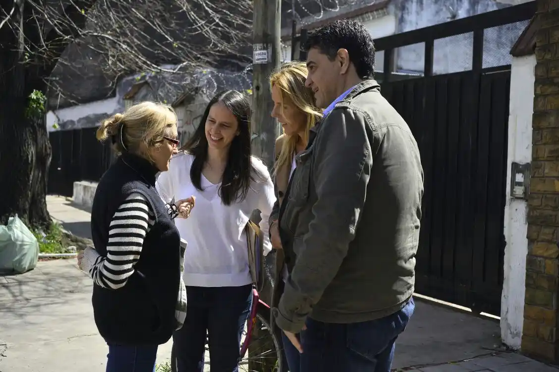 Soledad Martínez y Jorge Macri encabezaron timbreo en Carapachay y Villa Adelina