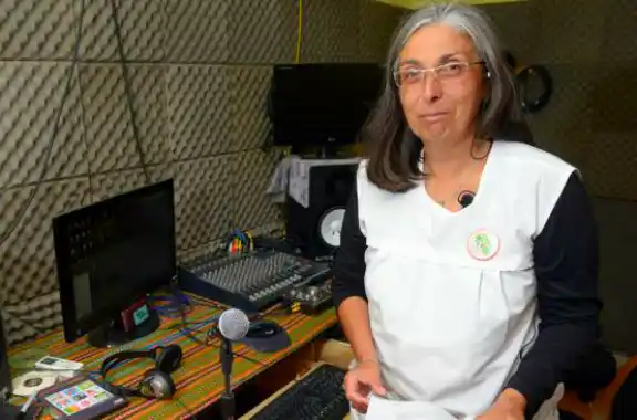 ¡Qué maestra! Enseñan por radio para que los chicos no pierdan las clases