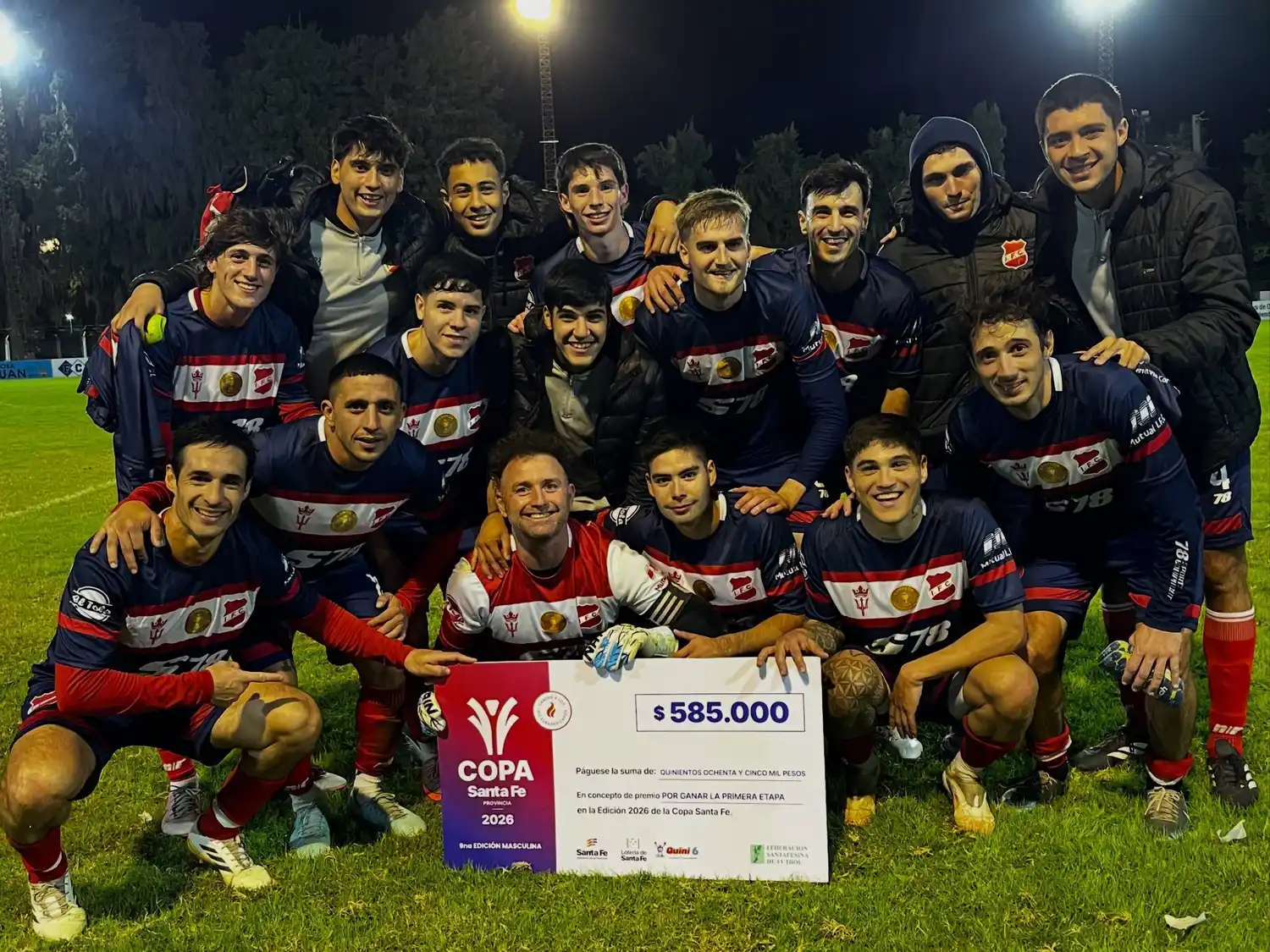 El Diablo de Bigand con su cheque por el pase de ronda. Foto: Prensa IFBC
