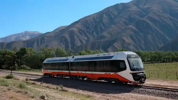 El primer tren solar de América Latina: Una experiencia única para recorrer la Quebrada de Humahuaca
